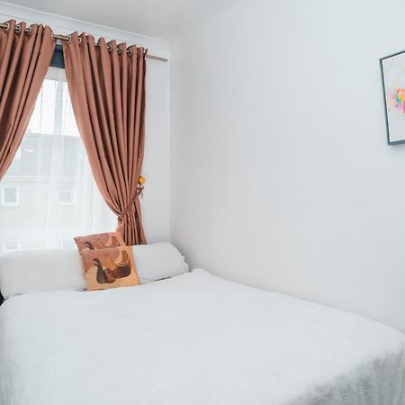 Entire Fabulous 2Bedroom First Floor Flat Located Within Close Proximity To City Centre & University Of Aberdeen With Private Parking Екстериор снимка